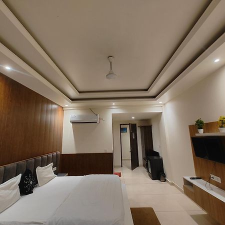 Hotel Skylark & Banquet Palwal 外观 照片