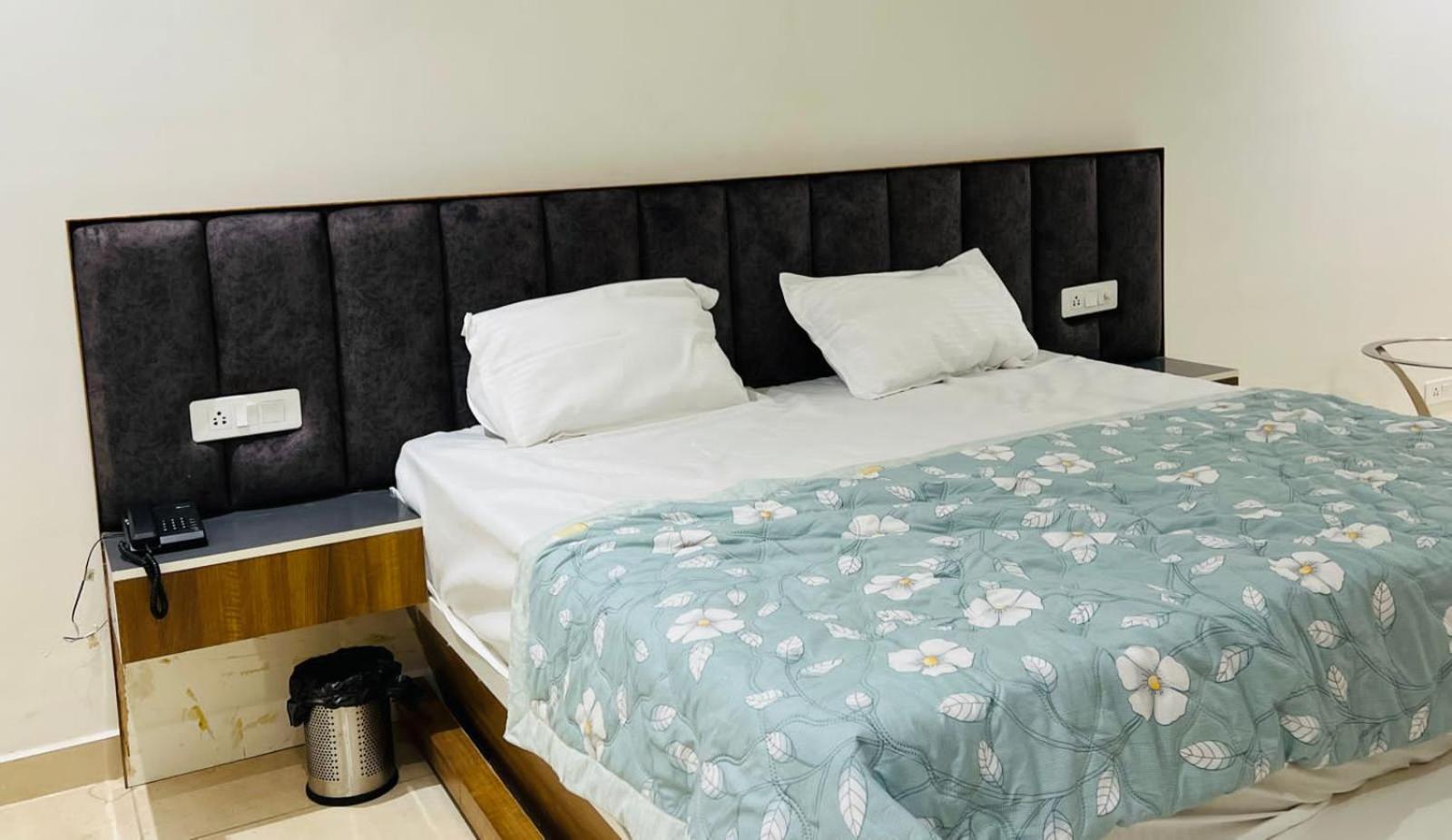 Hotel Skylark & Banquet Palwal 外观 照片